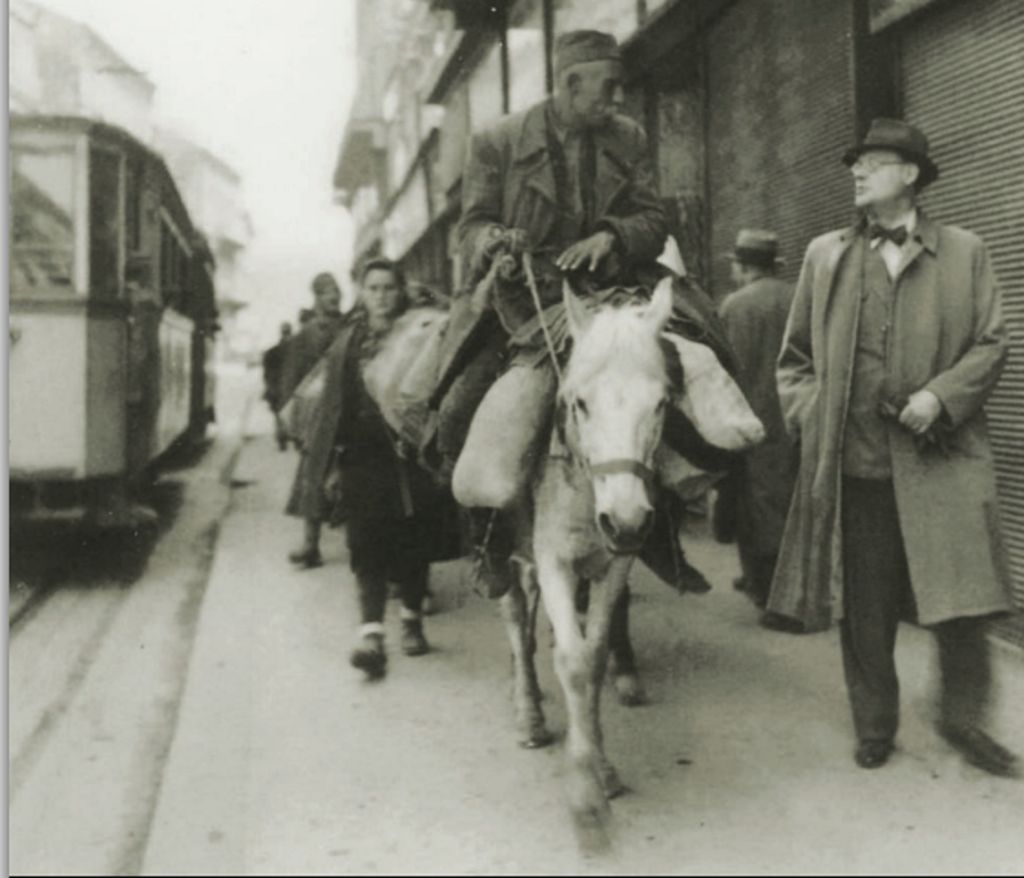 Zagreb, 7. svibnja 1945. godine, Ilica. Povlačenje civila i vojske prema izlazu iz grada